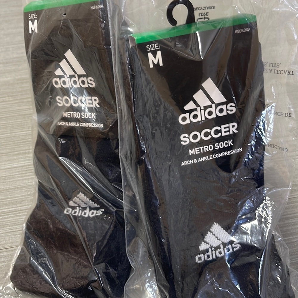 NWT 2- ADIDAS MENS MEDIUM SOCCER METRO SOCKS